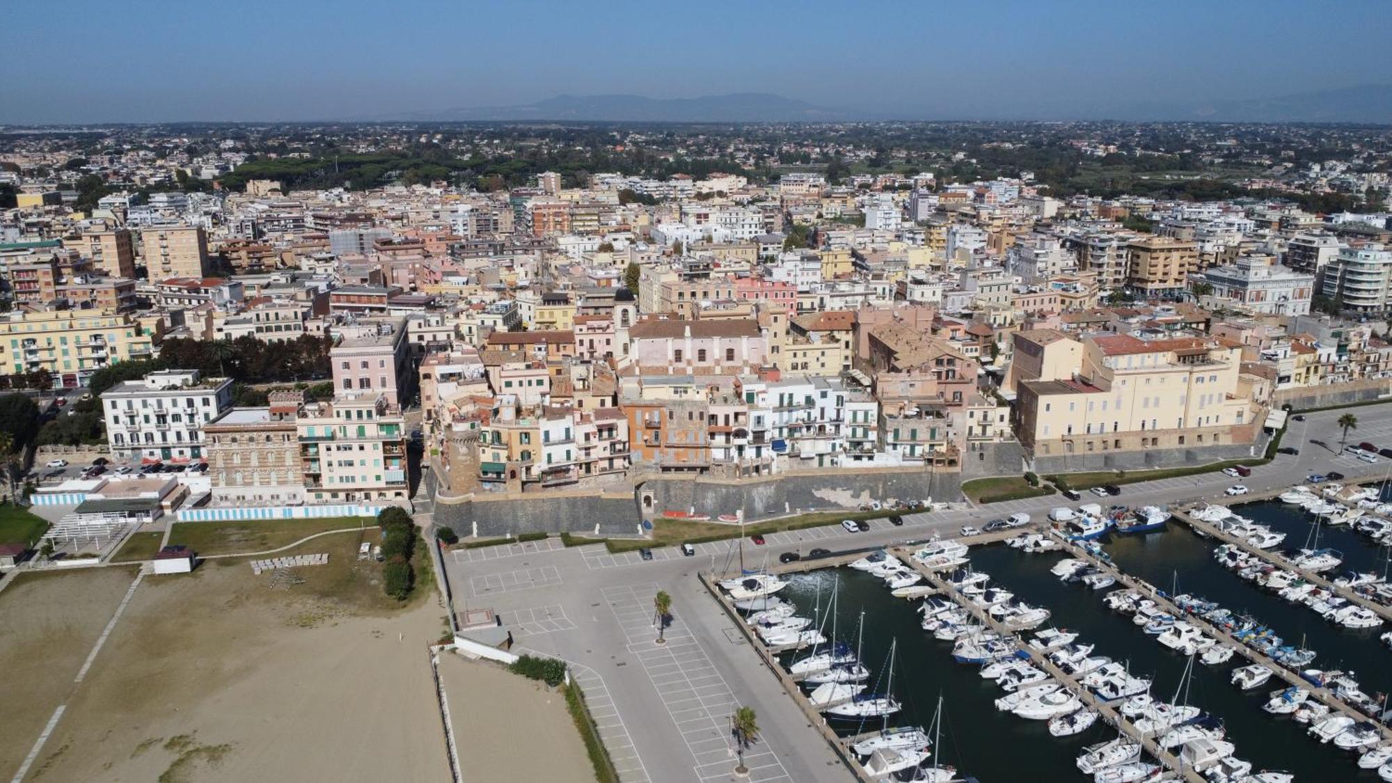 Open Space Centralissimo Nettuno Fronte Porto Kültér fotó