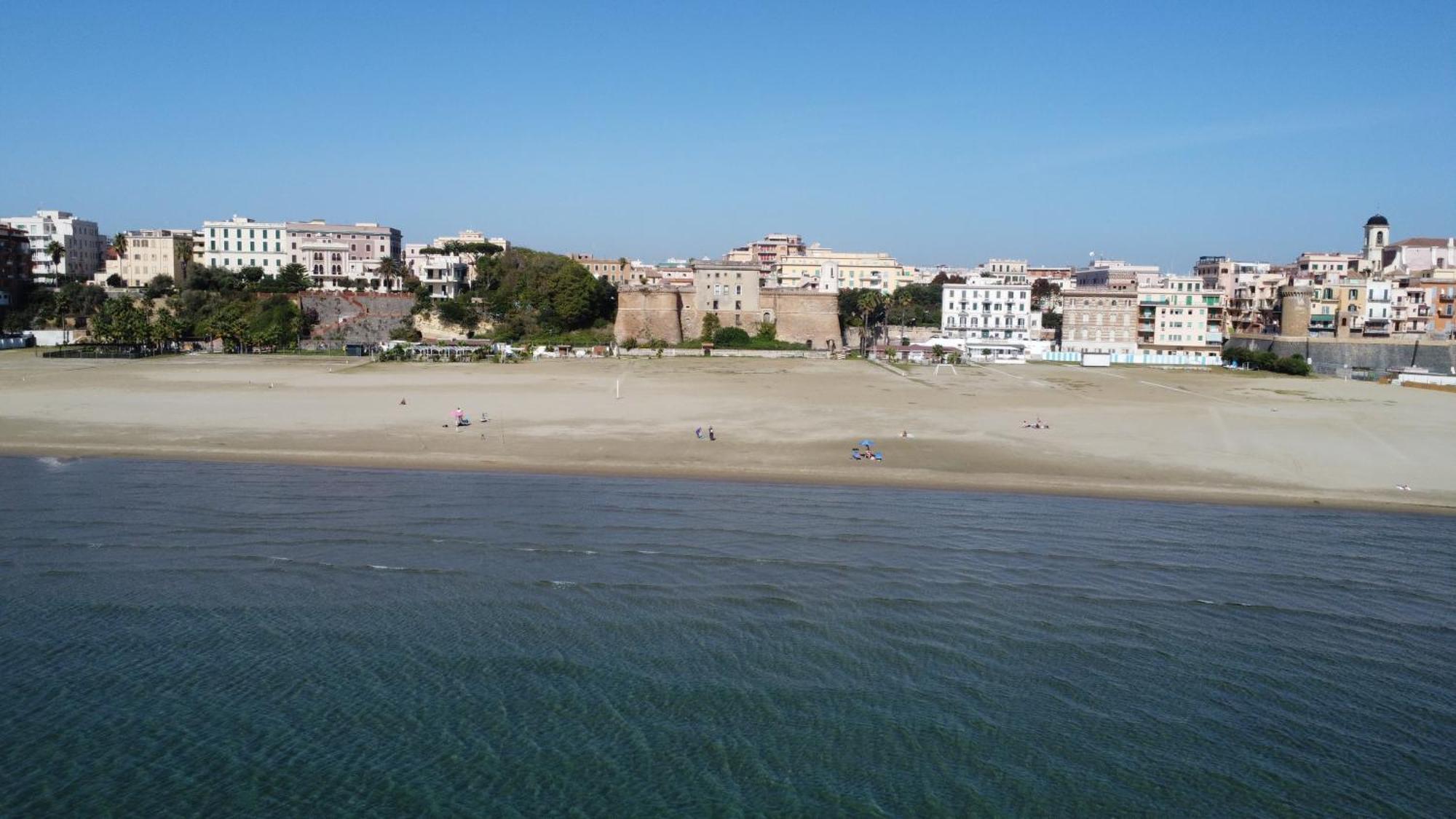 Open Space Centralissimo Nettuno Fronte Porto Kültér fotó